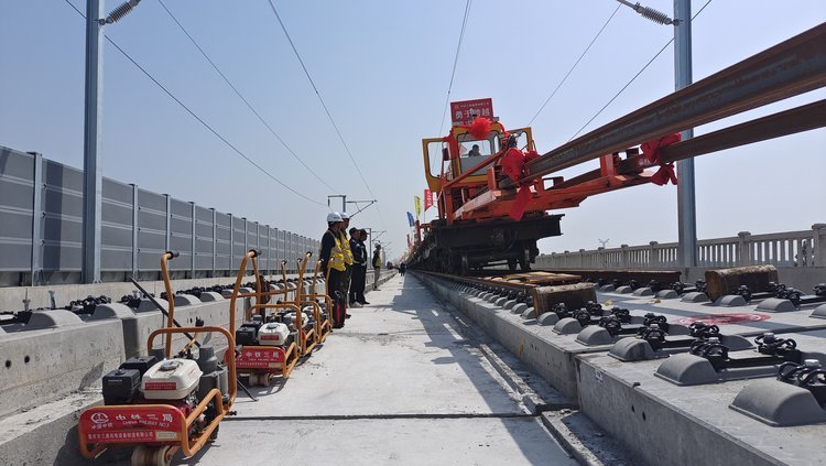 大象早报郑济高铁河南段正式进入铺轨阶段