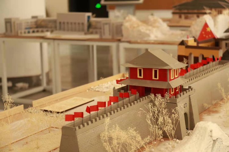 复现两万五千里郑大学子制作长征沙盘献礼党的百年华诞