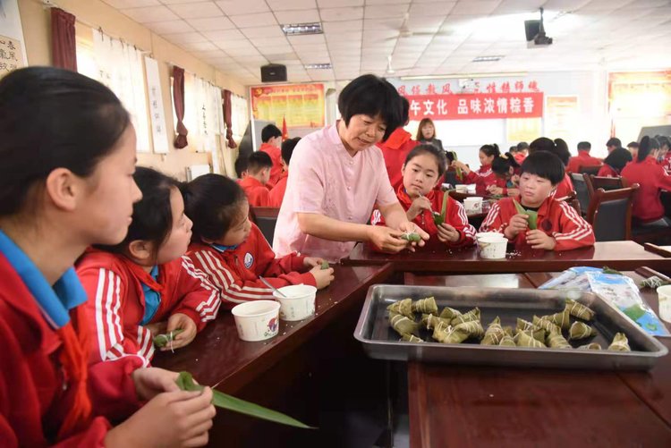 杞县南关小学举行包粽子活动