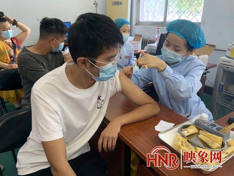 应接尽接 郑州新冠疫苗第二针接种开始啦