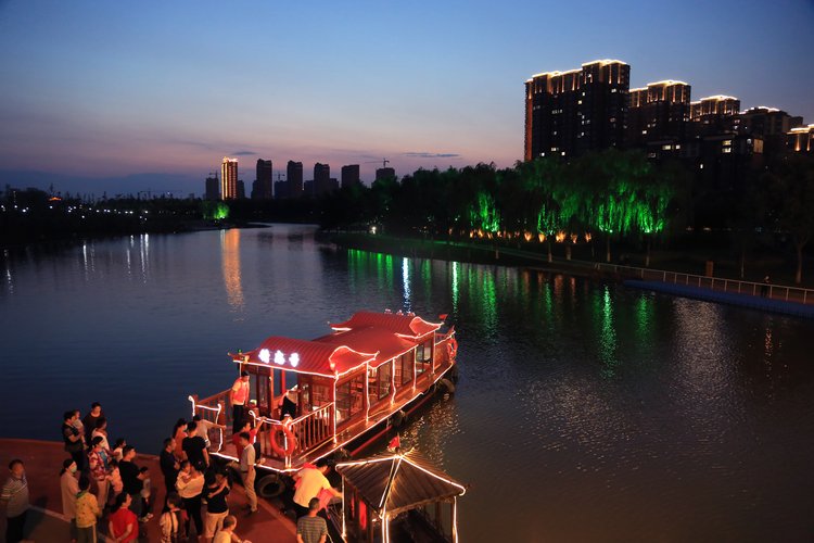 在河南省安阳市汤阴县汤河岸边,碧波荡漾,杨柳依依,不少群众在河边