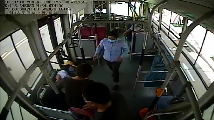 女孩低血糖晕倒后情绪崩溃 郑州公交车长赶紧停车进行帮助