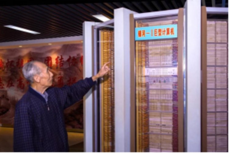 国防科技大学教授,"银河"亿次巨型机研制者胡守仁"银河-Ⅲ"总设计师