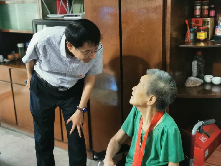 安阳市文峰区委常委常务副区长胡玮到东关街道开展七一慰问困难党员