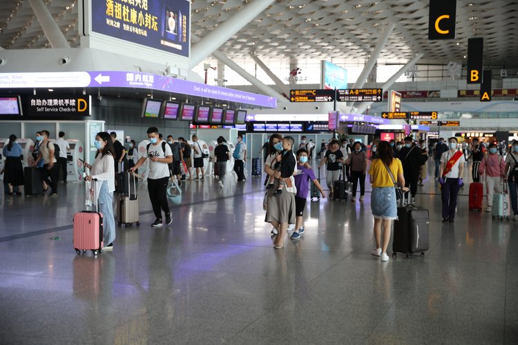 郑州机场暑运启动 无陪儿童出行有专人陪伴家长可放心