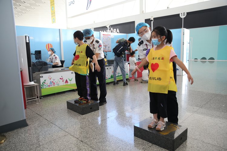 郑州机场暑运启动 无陪儿童将有专人送上飞机
