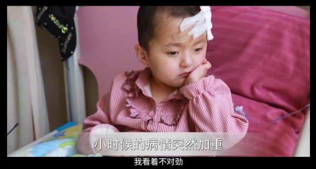 河南5岁女童渴望上幼儿园 母亲却只能把病床当书房