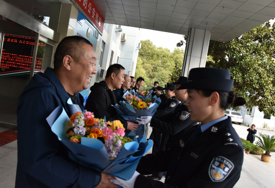 專案組民警凱旋歸來副局長李喜成主持歡迎儀式政委段