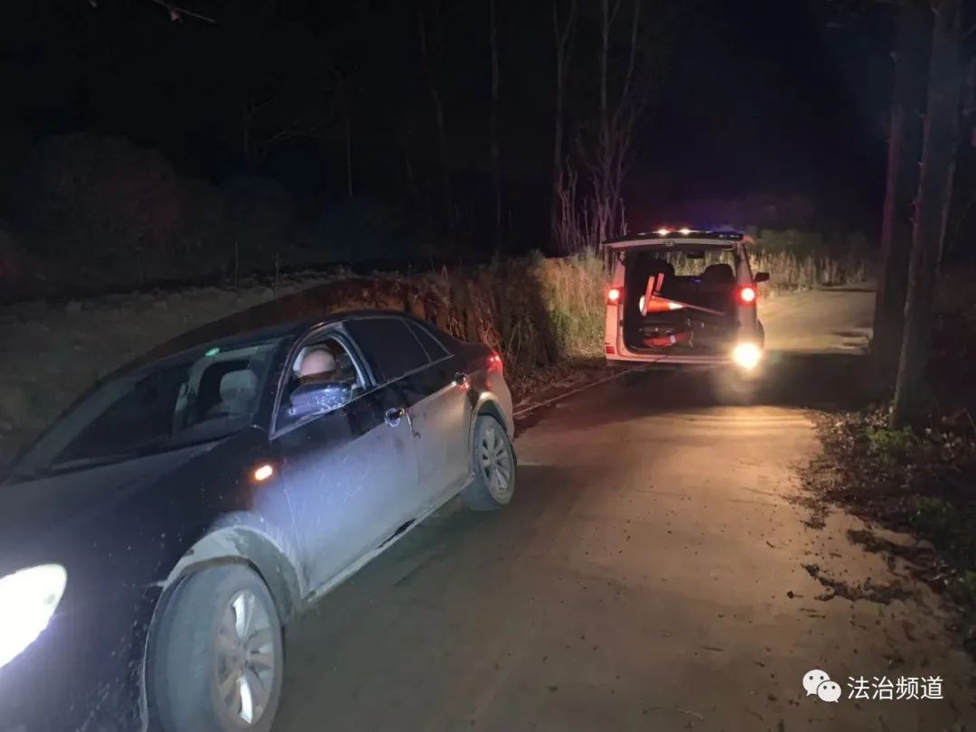 源村石桥组某路段时,发现一辆黑色轿车右前轮和后轮都掉到道路边沟内