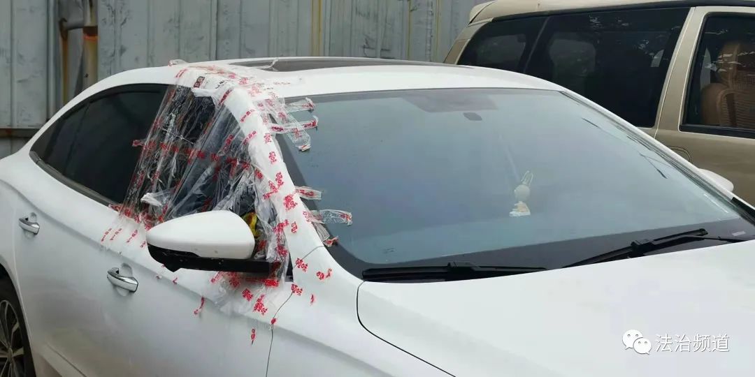 点赞！50余辆轿车遭疯狂破窗 新郑警方14小时抓获砸车人