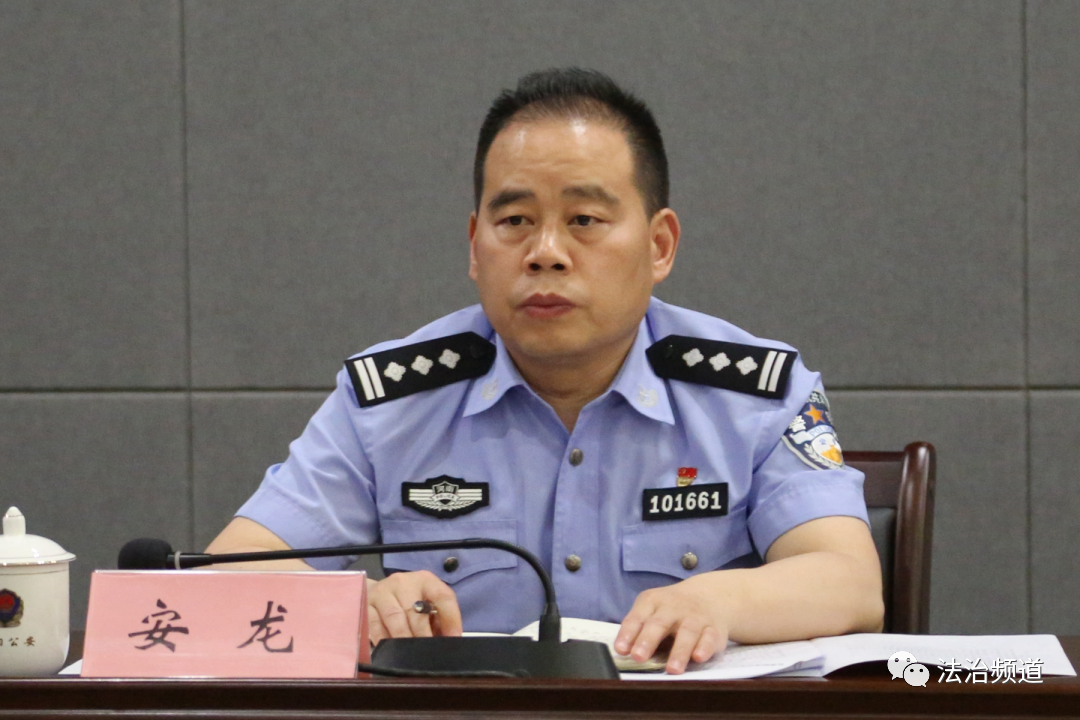 河南省荥阳市公安局举行向人民报告工作暨公安队伍教育整顿开门纳谏警