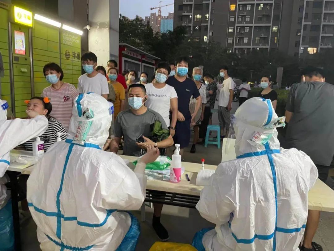 郑州全员核酸检测工作正在进行中，提醒市民留意所在小区楼院通知